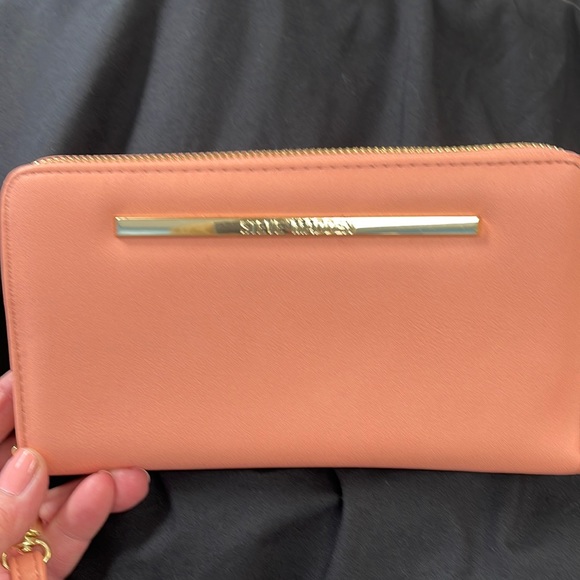 Steve Madden wristlet. - Picture 1 of 4